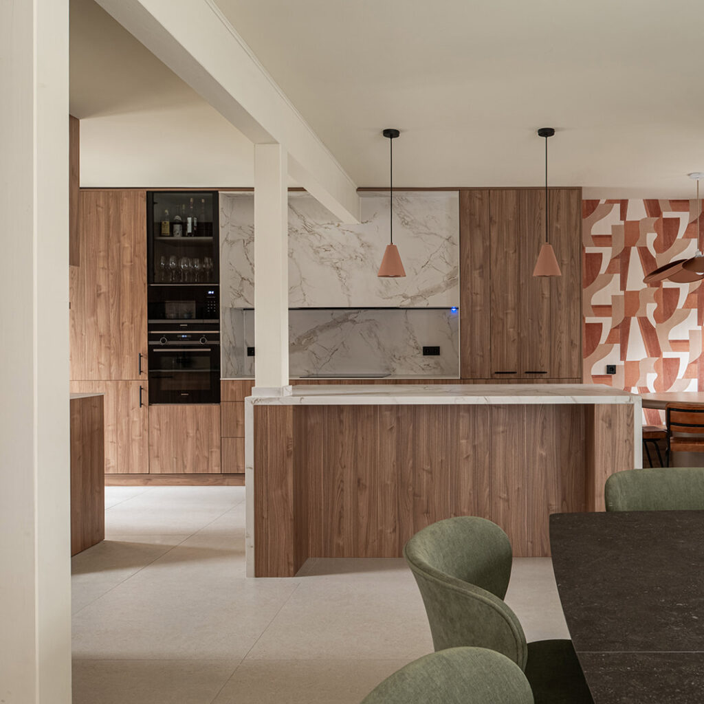 Cocina madera y porcelanico SixtyPro